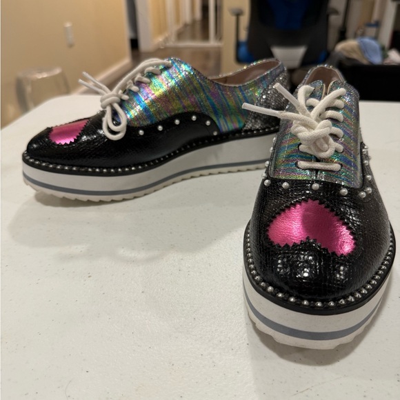 Betsey Johnson Black Iridescent Shoes with Pink Heart - Picture 9 of 13
